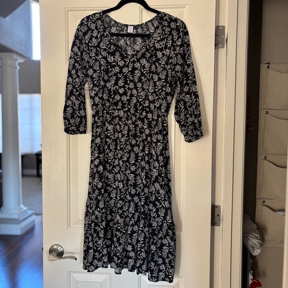 Old Navy Monochrome Fit n Flare Leaf Pattern Midi Dress - Picture 1 of 8